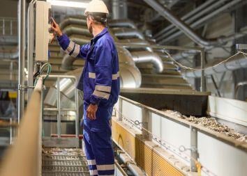 Building-maintenance-worker-carrying-out-work
