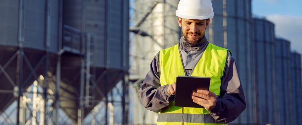 Building-worker-using-digital-tablet-outside