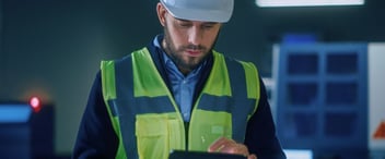 Building-worker-using-digital-tablet