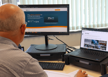 Man-browsing-SFG20-website-2