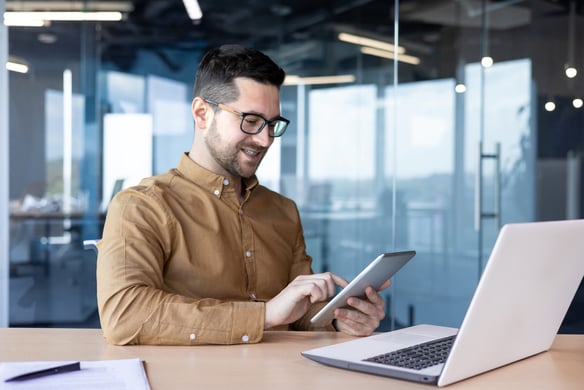 man-working-in-modern-office-with-tablet-2026-09-24-10-08-45-utc