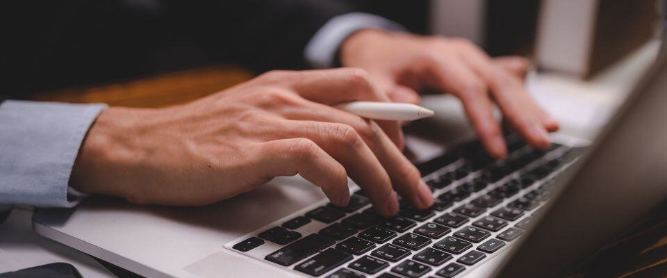 Man-typing-on-laptop