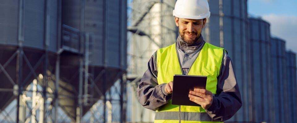 Building-worker-using-digital-tablet-outside
